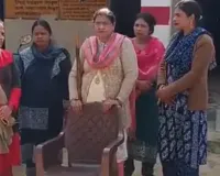 Ayodhya News: पहले से ही हाईटेंशन लाइन ऊपर से स्कूल के अंदर लगा दिए दो खंभे, 150 छात्रों को खतरा