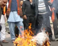 हिंदुओं पर अत्याचार के विरोध में काशी में वकीलों ने किया प्रदर्शन, फूंका बांग्लादेश सरकार का पुतला