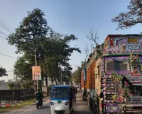 कोहरे में चलें संभलकर, मामूली सी असावधानी पड़ सकती है जान पर भारी... सड़क किनारे खडे़ हैं ओवरलोड ट्रक