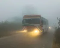 UP Weather: कोहरे की चादर में लिपटी रही सुबह, हेड लाइट जलाकर रेंगते रहे वाहन   
