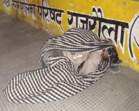 UP: रैन बसेरा न ही जल रहे अलाव, खुले में सर्द रातें काट रहे मुसाफिर