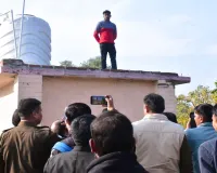 Moradabad: श्रम विभाग की बिल्डिंग पर चढ़कर मजदूर ने दी आत्महत्या की धमकी