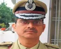 UP News: बीच सफर में पूर्व आईपीएस अमिताभ ठाकुर को ट्रेन से उतारकर हिरासत में लिया गया