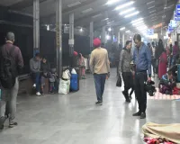 Bareilly: कोहरे में ट्रेनों की रफ्तार हुई धीमी, परेशान यात्री जंक्शन पर करते रहे इंतजार