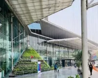 लखनऊ एयरपोर्ट पर आपस में भिड़े सुरक्षाकर्मी और कार चालक, वीडियो वायरल