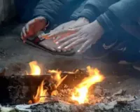 शीतलहर का कहर... उत्तराखंड के मैदानी इलाकों में कड़ाके की ठंड; हल्द्वानी, रामनगर में अलाव बना सहारा