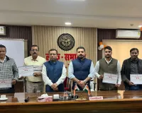 बाराबंकी में 100% डिजिटाइजेशन पूरा करने वाले कर्मचारी सम्मानित, डीएम ने 4 BLO को दिया प्रशस्ति पत्र