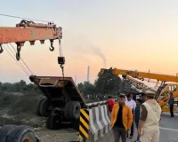 यूपी :  झांसी में पानी-पुरी के ठेले को टक्कर मारते हुए नहर में गिरा ट्रक, दो शव मिले