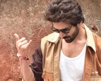 बॉलीवुड-हॉलीवुड Collab ...  ऑस्कर विनर फिल्ममेकर डैरेन एरोनॉफ्स्की के साथ काम करेगें कार्तिक आर्यन, एक तस्वीर ने मचाया तहलका 