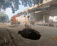  लखनऊ में टेढ़ी पुलिया पर धंसी सड़क की कराई गई मरम्मत, NOC मिलने में लगे ढाई माह, यातायात बाधित होने से जनता परेशान