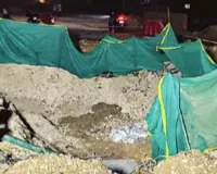 साकेत सदन के पास धंसा 14 कोसी परिक्रमा मार्ग:  यातायात बाधित, सीवरलाइन की खोदाई बनी कारण