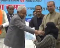 बिहार :  CM नीतीश की अजीबोगरीब हरकत, महिला डॉक्टर के चेहरे से हटाया हिजाब, कांग्रेस और राजद ने साधा निशाना