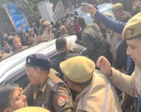 Bareilly : भारी हंगामे के बीच कार में बैठाकर अलंकार अग्निहोत्री को एडीएम कंपाउंड से ले जाया गया, समर्थकों ने बताया लोकतंत्र की हत्या