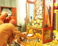 गोरखनाथ मंदिर में उमड़ा भक्तों का हुजूम : सीएम योगी ने अर्पित की गुरु गोरखनाथ को आस्था की खिचड़ी