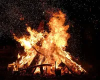 Bareilly: दुकान में साजिशन आग लगाने का आरोप, ई-रिक्शा व नकदी समेत लाखों का सामान राख