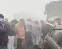 UP: घना कोहरा बना हादसे का सबब... NH पर आपस में टकराए 10 वाहन, 15 यात्री घायल, मची चीख-पुकार 