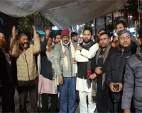 Bareilly : अलंकार हाउस अरेस्ट...देर रात समर्थकों का बारिश में धरना प्रदर्शन