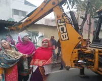 Rampur: कड़ाके की सर्दी में राहे रजा पर 3 मकानों पर गरजी जेसीबी