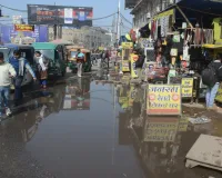 कानपुर : सेंट्रल स्टेशन के बाहर भीषण सीवरभराव, दुकानों में घुसा गंदा पानी, यात्री परेशान 