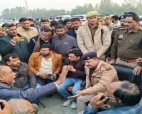 बाराबंकी : पुलिस कार्रवाई से भड़के वकीलों ने फिर घेरा टोल प्लाजा, खोल दिए बूम बैरियर, बिना टोल दिए गुजरे वाहन