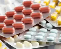 जालौन के कदौरा में नहर में बहती मिलीं लाखों की सरकारी दवाएं, अधिकारियों में हड़कंप