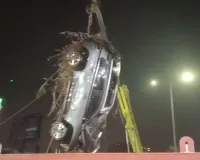 नोएडा : चार दिन बाद पानी से बाहर निकाली गयी सॉफ्टवेयर इंजीनियर की कार 