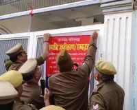 कोडीन युक्त कफ सिरप मामले में पुलिस की बड़ी कार्रवाई, अभियुक्त भोला के मकान पर चस्पां किया कुर्की का नोटिस 