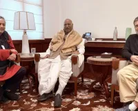 'नाराजगी' के बीच संसद भवन में खरगे और राहुल गांधी से मिले शशि थरूर, कहा- हम साथ-साथ हैं 