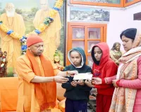 गोरखपुर : पत्रकार विवेक अस्थाना के परिवार को मुख्यमंत्री योगी ने दिया आर्थिक संबल, हृदयाघात से हुआ था निधन