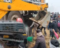 Bareilly : कोहरा बना काल...ई-रिक्शा को डंपर ने रौंदा, चालक और बोरिंग मिस्त्री की मौत