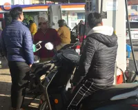 Bareilly : पेट्रोल पंपों पर नो हेलमेट नो फ्यूल का ढोंग जारी, अधिकांश पंपों पर खुलेआम उड़ रहीं धज्जियां