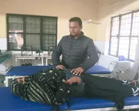 Moradabad: अधिक स्क्रीन टाइम बढ़ा रहा सर्वाइकल की परेशानी, जिला अस्पताल में मरीज दोगुना