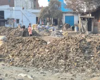 Moradabad : अनदेखी...अंधेरे में जलाया जा रहा ई-कचरा, स्थानीय लोगों की शिकायत पर कचरा कारोबारी करते हैं झगड़ा