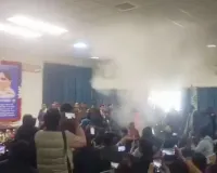 Video : मायावती की प्रेस कांफ्रेंस में शार्ट सर्किट से कमरे में भरा धुंआ, मची अफरातफरी