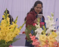 गुलाब-ग्लैडियोलस की महक में डूबा लखनऊ, NBRI में उमड़ा जनसैलाब, फूलों से बने PM मोदी का चित्र देखकर लोग हुए दीवाने
