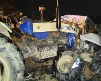 बाराबंकी में भीषण सड़क हादसा, गन्ना लदी ओवरलोड ट्रैक्टर-ट्रॉली से कार की टक्कर, चालक गंभीर रूप से घायल