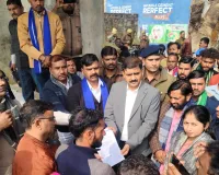 आंबेडकर प्रतिमा क्षतिग्रस्त करने से आक्रोशित, भाजपा, सपा, बसपा और एएसपी के नेता, ग्रामीणों के साथ बैठे धरने पर 