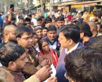 बंथरा हादसा: सड़क पर शव रख 3 घंटे किया हंगामा, फिर 5-5 लाख के चेक और योजनाओं का लालच देकर मनाया मामला