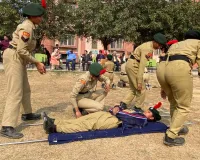 सायरन बजते ही हड़कंप! सीएम योगी के सामने मॉक ड्रिल... हवाई हमले से लेकर आग बुझाने तक का LIVE, भाषा विश्वविद्यालय में छात्राओं ने दिखाई ताकत