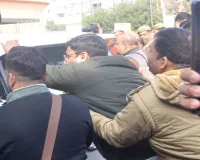 Bareilly : लखनऊ ले जाने के दौरान कार के आगे सड़क पर लेटे अलंकार समर्थक, बोनट पर चढ़कर नारेबाजी