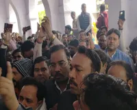 Bareilly: कलेक्ट्रेट पर माहौल गर्म...समर्थकों संग पीसीएस अफसर अलंकार अग्निहोत्री का प्रदर्शन और नारेबाजी