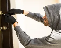 Bareilly: सीबीगंज की लेबर कॉलोनी में बंद मकान का ताला तोड़कर 7 लाख की चोरी