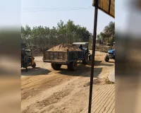 Bareilly : ट्रैक्टर ट्रॉली और डंपर से हो रहा अवैध खनन...सड़कें हो गईं जर्जर