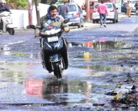 Moradabad: कचरा तो कहीं बारिश का पानी 24 घंटे बाद भी गड्ढों में भरे होने से लोग परेशान