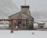  उत्तराखंड में बर्फबारी जारी: बदरीनाथ, केदारनाथ  से लेकर उत्तरकाशी-नैनीताल तक सफेद चादर, फंसे सैंकड़ों पर्यटक 