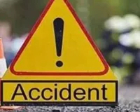  उन्नाव में साइन बोर्ड से टकराई बाइक... 3 की मौत, हवा में उछलकर सड़क पर गिरे युवक 