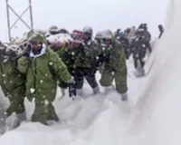 बर्फबारी के चलते जनजीवन प्रभावित: SDRF का रेस्क्यू जारी, फंसे 8 लोग सुरक्षित 