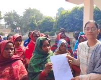 कलेक्ट्रेट पहुंचे परिजन...  DM से लगाई गुहार, जिंदा या मुर्दा किशोरी को बरामद कराए प्रशासन