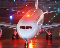 Srinagar Airport: फिर से खुला श्रीनगर एयरपोर्ट, रनवे से बर्फ हटाने के बाद फिर से शुरू विमानों का परिचालन 