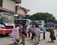 कैसे हो संचालन...  लखनऊ के चारबाग बस स्टेशन पर 950 बसों पर 45 प्लेटफार्म, यात्रियों के लिए परेशानी का सबब  